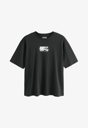Tricou negru cu mâneci scurte, cu text alb „SAN FRANCISCO” și text mai mic dedesubt, având un grafic în zona pieptului, centru.