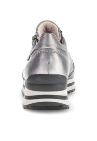 Metalen grijze leren schoen met een gestructureerde afwerking, een ronde neus, een rits aan de achterkant en een contrasterende witte en zwarte gewatteerde zool.