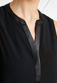 KIOMI Maxiklänning - black