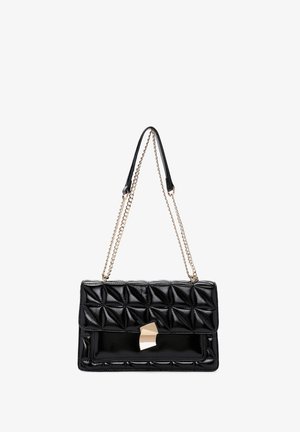 Borsa a tracolla nera trapuntata in pelle verniciata, con chiusura e tracolla in tono oro. Superficie testurizzata con motivi a rombi.
