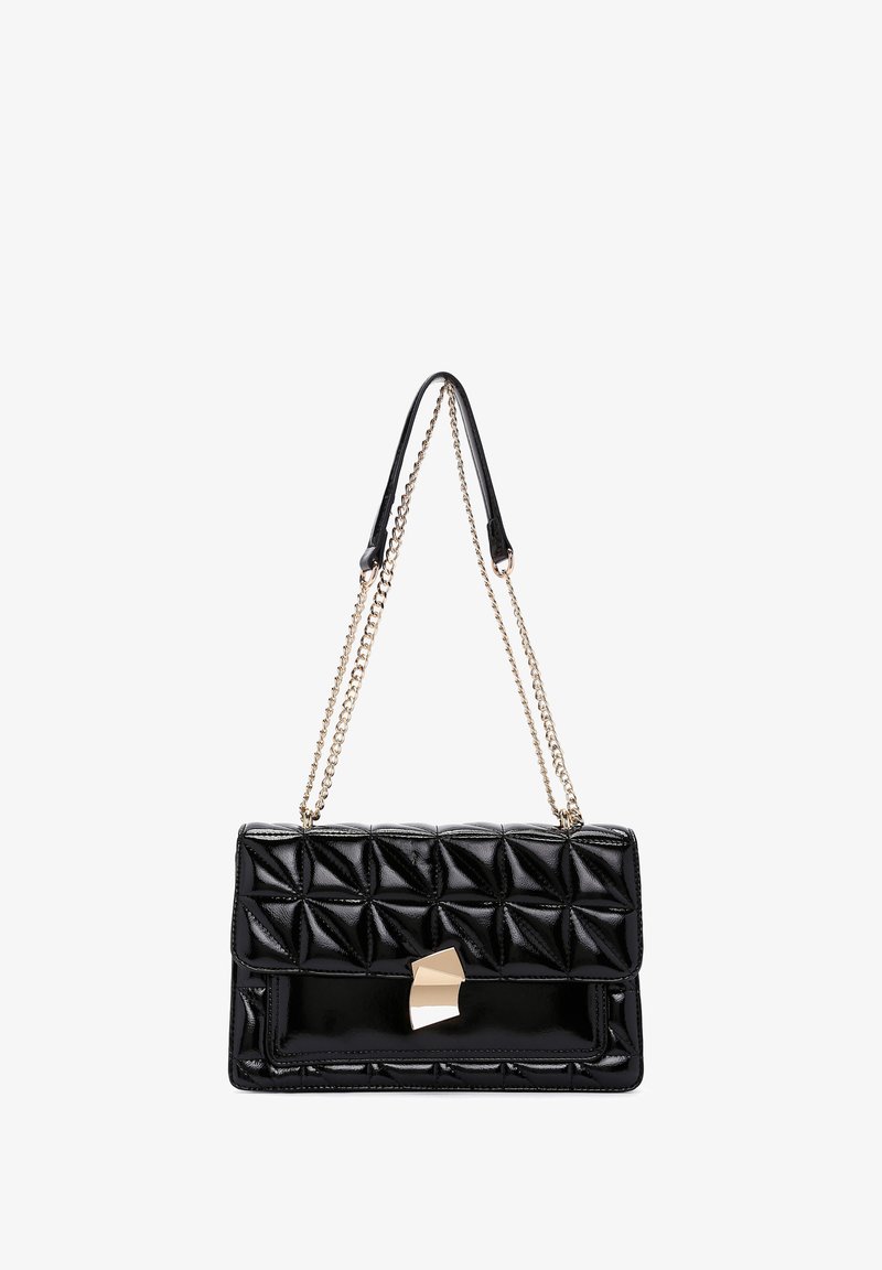 Bolso de mano negro acolchado hecho de piel sintética brillante, con un cierre y cadena en tono dorado. Superficie texturizada con patrones en forma de diamante.