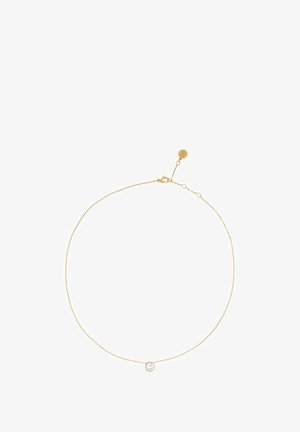 Gouden ketting met een kleine ronde hanger met een heldere edelsteen in het midden, gestructureerde schakels en een sluiting.