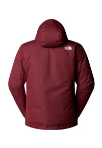 Bordeaux regnjakke med hætte, der har et elegant design, elastiske manchetter og et logo i hvidt på den øverste del af ryggen. Glat tekstur.