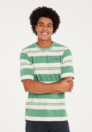 Groene en witte gestreepte shirt met korte mouwen, gemaakt van zachte stof. Heeft een ronde hals en een geborduurd logo op de borst.
