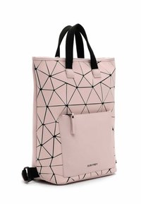 Zaino con motivo geometrico rosa e accenti neri, dotato di due manici superiori, una tasca frontale e una texture liscia.