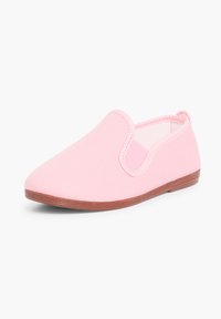 Chaussure slip-on rose clair avec panneau latéral élastique et semelle plate marron, montrée sous un léger angle sur fond blanc.