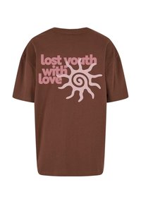 Hnědé bavlněné tričko s velkým bílým a růžovým potiskem na zádech s textem "ztracená mladost s láskou" a designem podobným slunci.