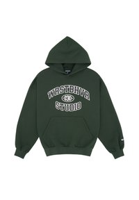Felpa verde scuro in morbido tessuto, caratterizzata da una tasca a marsupio frontale, cappuccio con cordini e testo stampato bianco: "WRSTBHVR STUDIO."