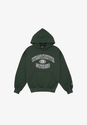 Donkergroene hoodie van zachte stof, met een voorste kangoeroezak, een capuchon met trekkoord en witte opdruk: "WRSTBHVR STUDIO."