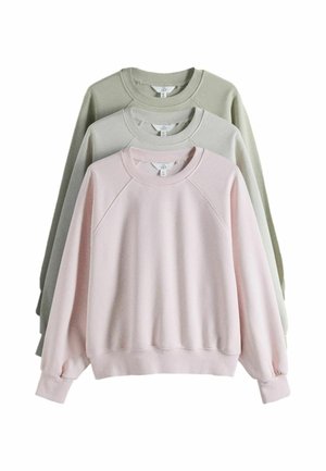 Drei langärmelige Crewneck-Sweatshirts in Pastellpink, Hellgrau und gedämpftem Grün, überlappend auf weißem Hintergrund angeordnet.