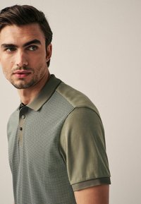 Next GEO PRINT - Pólóing - brown micro