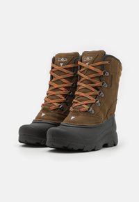 Scarpe da trekking in suede marrone con suole in gomma nera, dotate di lacci arancioni, occhielli in metallo e una parte superiore testurizzata per una presa migliore.