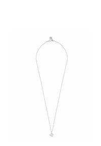 Silverkedjan med en delikat länkdesign och ett litet hjärtformat hänge med ett ingraverat mönster. Justerbar låsning.