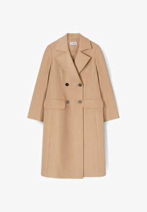 Cappotto di lana beige doppiopetto con colletto a risvolto, tasche a patta e due bottoni neri sul davanti. Design a taglio dritto, lunghezza media.