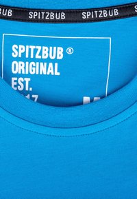 Türkisfarbiges Baumwoll-T-Shirt mit Rundhalsausschnitt. Verfügt über ein schwarzes Kragenetikett mit dem Text "SPITZBUB" und einem weißen Aufdruck, der Marke und Größe zeigt.