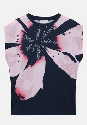 Top blu navy a maniche corte con grande stampa floreale rosa e nera e piccoli dettagli con perline argento al centro dei fiori.