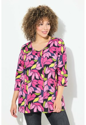 Tunique à col V en rose, marine et motif feuillage vert ; dotée de manches ¾ et d'une coupe décontractée ; fabriquée dans un tissu doux avec une texture lisse.