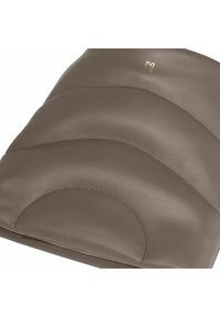 Borsa in pelle marrone con design trapuntato caratterizzato da segmenti curvi. Dettaglio del marchio dorato e chiusura con zip lungo il bordo inferiore.
