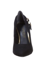 Décolleté nera in suede con tacco alto, punta arrotondata, dettagli in metallo dorato e un taglio laterale per una silhouette elegante.