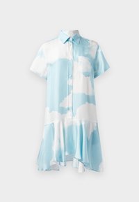 Rochie cu mânecă scurtă și guler, de culoare albastru deschis, cu un model de nori albi, având închidere cu nasturi și tiv evazat pentru o siluetă fluidă.