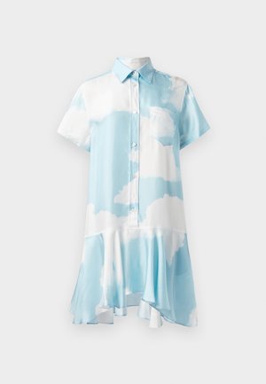 Robe à manches courtes et col, de couleur bleu clair avec un motif de nuages blancs, dotée d'une fermeture à boutons et d'un ourlet évasé pour une silhouette fluide.
