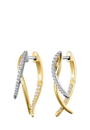 Ohrringe in Gold- und Silberfarbe mit verwobenem Design. Eine Seite zeigt eine Reihe kleiner klarer Edelsteine entlang der Kurve.
