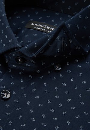 Granatowa koszula wykonana z gładkiego materiału, zdobiona białym wzorem paisley, z klasycznym kołnierzykiem i dwoma czarnymi guzikami z przodu.