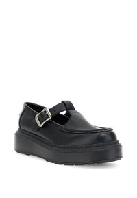 Zapatos de plataforma de cuero negro con una correa con hebilla, puntera redondeada y detalles cosidos en la parte superior, con una suela gruesa y con tread.