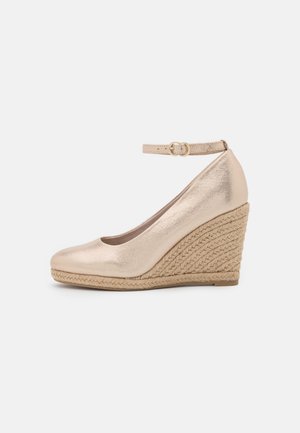 Guld kilehæl sandal med en struktureret juteplatform, rundet tå, ankelrem med spænde og en skinnende, metallisk finish.