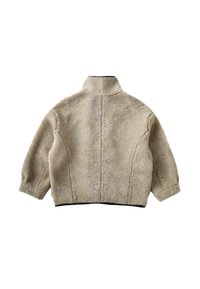 Beige cropped jakke lavet af blødt, struktureret stof. Har en høj krave, 3/4-ærmer og sort kant langs kanten.