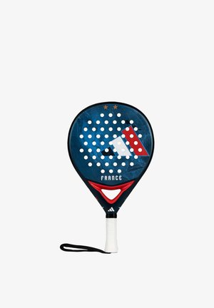 Blauer Padel-Schläger mit perforierter Schlagfläche, rotem und weißem dreieckigem Design, Schriftzug „FRANCE“, zwei goldenen Sternen, weißem Griff und schwarzem Handgelenksriemen.