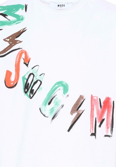 T-shirt blanc avec des lettres colorées dessinées à la main formant le mot "MSGM" en diagonale sur le devant, en vert, marron, orange et rouge.