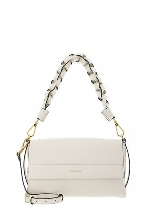 Borsa in pelle color crema con manico superiore intrecciato, tracolla removibile, chiusure dorate e nome del marchio "Coccinelle" sulla pattina frontale.