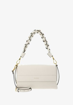 Cremefarbenes Lederhandtasche mit geflochtenem Tragegriff oben, abnehmbarem Schultergurt, goldenen Verschlüssen und dem Markennamen "Coccinelle" auf der vorderen Klappe.