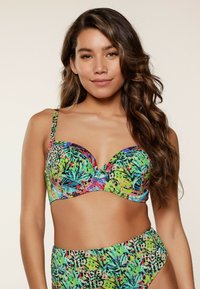 Bikini colorato con una vivace stampa tropicale nei toni del verde, rosa e blu. Presenta coppe con ferretto e spalline sottili, abbinato a slip a vita alta.