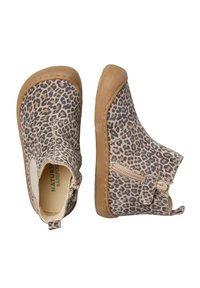 Stivali alla caviglia per bambini in tessuto leopardato, suole in gomma color cuoio, zip laterale e pannello elastico per una facile calzata.