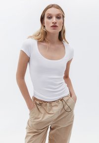 MIT U AUSSCHNITT - Camiseta básica - white
