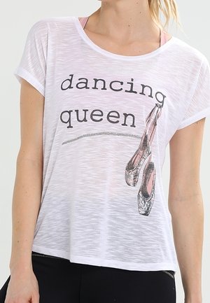 T-shirt blanc à manches courtes affichant le texte "dancing queen" et une illustration de chaussons de ballet suspendus.