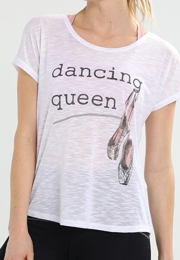 T-shirt blanc à manches courtes affichant le texte "dancing queen" et une illustration de chaussons de ballet suspendus.