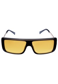 Zwarte rechthoekige zonnebril met gele lenzen en een glanzende afwerking. Dunne metalen accenten aan de zijkanten, met een rechte ontwerp.