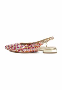 Zapato plano de slingback tejido con un patrón multicolor en rosa, naranja y plata. Acento de tacón dorado metálico y diseño de parte trasera abierta.