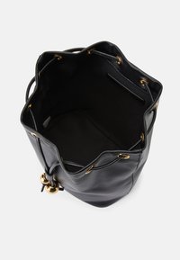 Sac seau en cuir noir avec une large ouverture, des accents en matériel doré et une doublure intérieure douce. Style de fermeture à cordon distinctif.
