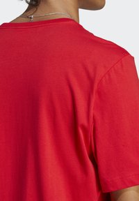 adidas Sportswear Camiseta básica - better scarlet