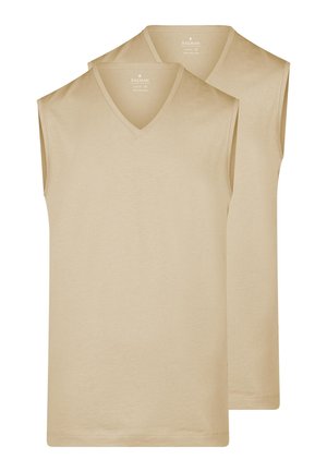 Zwei beigen ärmellose V-Ausschnitt-Unterhemden gestapelt, schlichtes Design, sichtbare innere Ragman-Markenetiketten im Kragen.