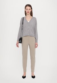 MM EFFETTO - Trousers - sand