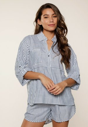 Blauw en wit gestreepte blouse met een knopenlijst, borstzak en driekwartmouwen, gecombineerd met bijpassende shorts. Zachte stoftextuur.