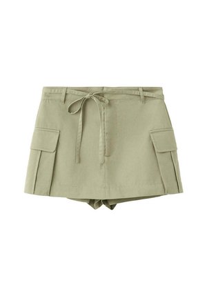 Falda pantalón cargo verde caqui con cinturón de lazo delantero, dos bolsillos laterales con solapa y pantalones cortos a medida debajo.