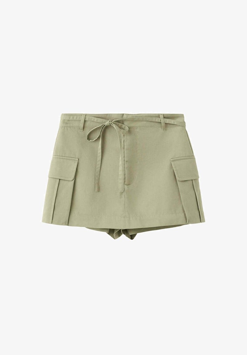 Jupe-short cargo vert kaki avec ceinture nouée à l'avant, deux poches latérales à rabat et shorts sur mesure en dessous.