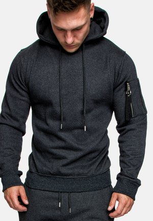 Dunkelgrauer Hoodie mit einer vorderen Kängurutasche, Kordeln, einer Reißverschlusstasche am Ärmel und gerippten Bündchen und Saum. Weicher, strukturierter Stoff.