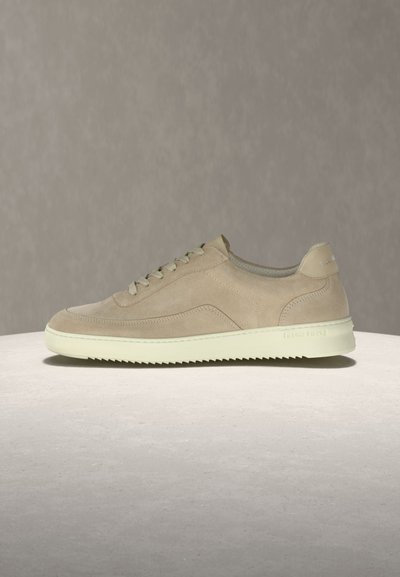 Μπεζ σουέτ χαμηλό παπούτσι με λευκή σόλα, δέσιμο με κορδόνια εμπρός και διακριτικές ραφές, εμφανιζόμενο σε φωτεινή επιφάνεια με ουδέτερο φόντο.